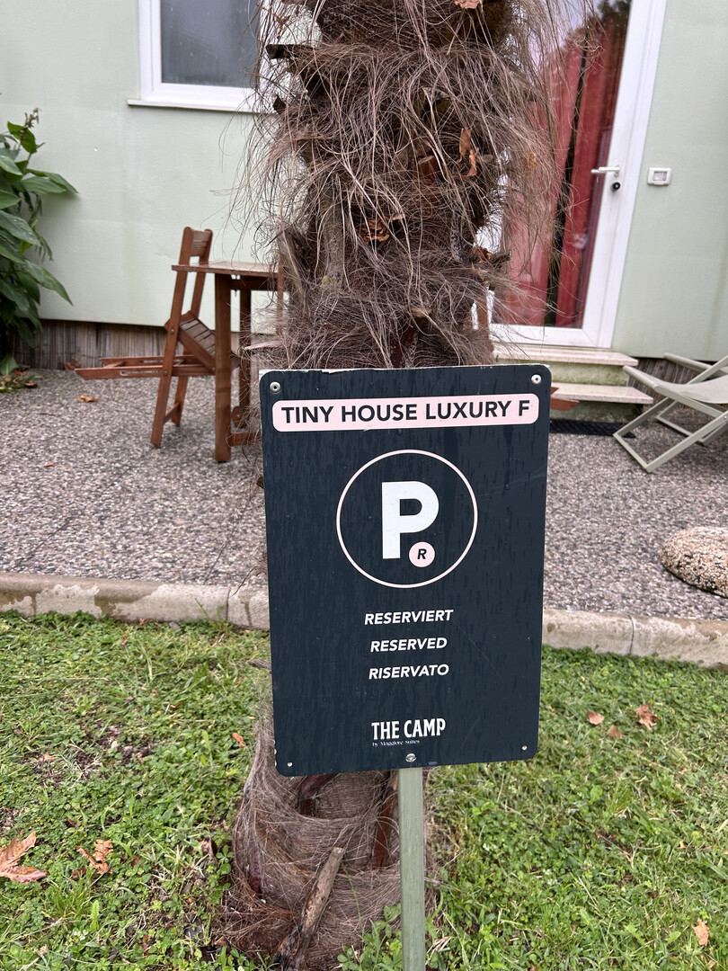 Tiny House Luxury F Parking Spot